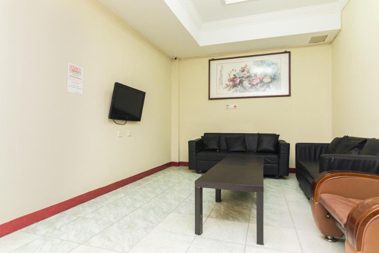 Vaccinated Staff - Oyo 1703 Terang Bintang Hotel Batam Exterior foto